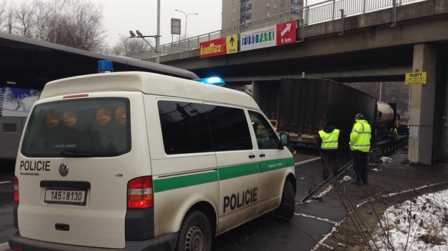 Nehoda dvou kamion na Spoilovsk ulici v Praze 4, pi n byl zrann jeden z idi (24.1.2014)