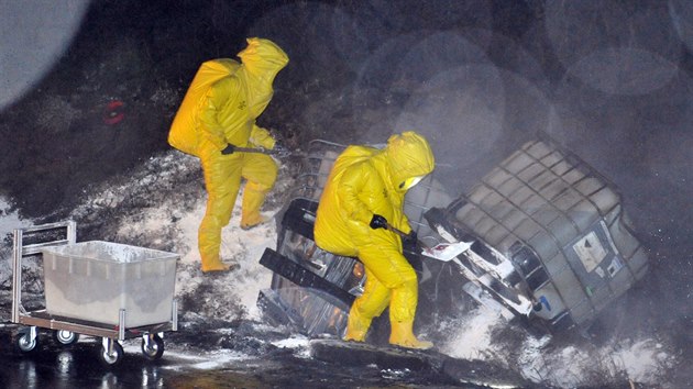 Hasii zasahuj u nehody kamionu, kter pevel kyselinu chlorovodkovou. st po havrii vytekla. Dlnice D1 musela bt u ek na Brnnsku uzavena.