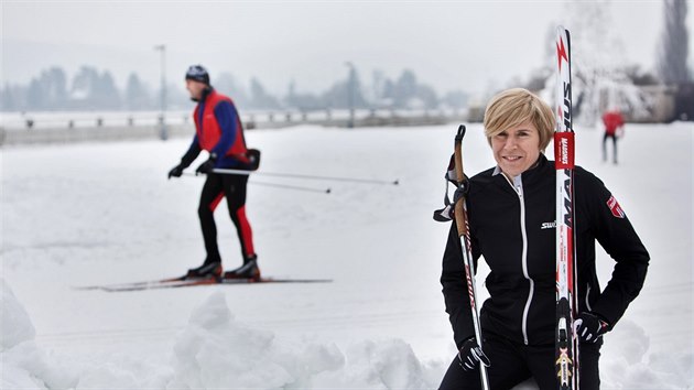 HLAVN TV. Kateina Neumannov coby patronka skiarelu nemohla ve Velk Chuchli chybt.