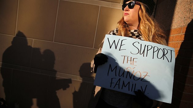 Na podporu rodiny Munozovch se ped budovou texaskho soudu sely destky lid (24. ledna)
