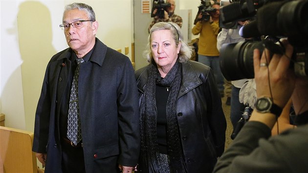 Rodie Marlise Ernest a Lynne odchzej od soudu (24. ledna)