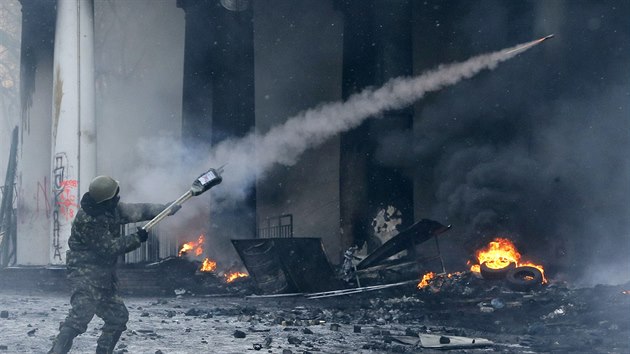 Demonstrant odpaluje rakety v centru Kyjeva. (23. ledna 2014)