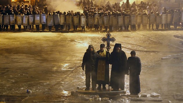 Skupina pravoslavnch knch stoj nedaleko policejnch ztaras v centru Kyjeva (24. ledna 2014)