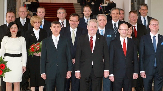 Prezident Milo Zeman na spolen fotografii s premirem Bohuslavem Sobotkou a vemi ministry jeho kabinetu. (29. ledna 2014)