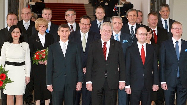Prezident Miloš Zeman na společné fotografii s premiérem Bohuslavem Sobotkou a všemi ministry jeho kabinetu. (29. ledna 2014)