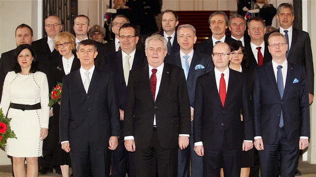 Prezident Miloš Zeman na společné fotografii s premiérem Bohuslavem Sobotkou a všemi ministry jeho kabinetu. (29. ledna 2014)