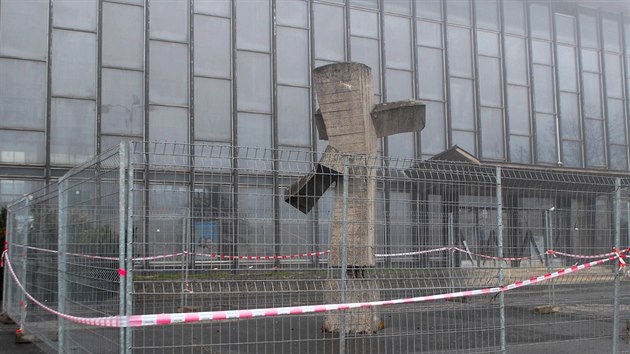 Smrnk u stoj v ohrad zamezujc pstupu lid. Piblen je kvli nebezpe uvolnn betonovho bloku nedouc. (18. ledna 2014)
