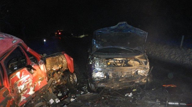 Na silnici slo 156 mezi obcemi Trhov Sviny a r se bon stetlo vozidlo s protijedoucm autem, 52let idi na mst zemel. (24. ledna 2013)