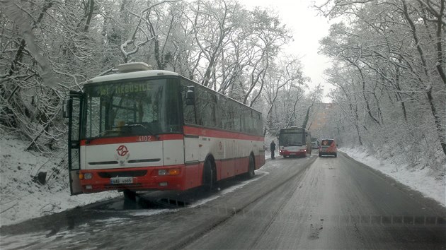 Fotografie z prask Horomick ulice. Oblast Tuchomic, Pedn Kopaniny a Nebuic byla odznut od autobusov dopravy, v kopcch kolem Jenerlky bylo nled a autobusy zstaly stt.