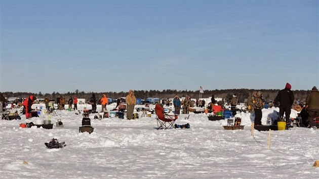 Lov probh na zamrzlm jezee Gull u msteka Brainerd v Minnesot. 