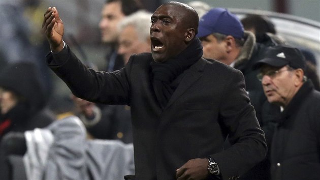 Clarence Seedorf, nov trenr AC Miln, bhem svho premirovho utkn. To nakonec jeho tm nad Hellasem Verona vyhrl 1:0.