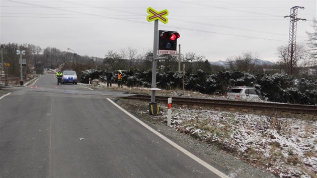 Snmek z nehody, pi n ve tvrtek nedaleko umperka dolo ke srce vlaku a automobilu. Jeho idii se udlalo zle, vylpl tak brzdov pedl. Jeho vz se vzpt kvli zaazen rychlosti a automatick pevodovce rozjel pmo pod vlak. (24. ledna 2013)