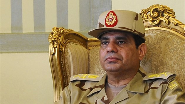 Kandidaturu Abdala Fataha Sisiho na post egyptskho prezidenta podpoila armda. (27. ledna 2014)