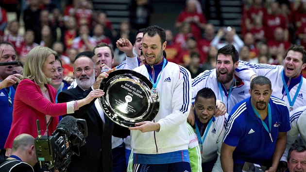 Francouzsk kapitn Jerome Fernandez pebr trofej pro hzenksk mistry Evropy.