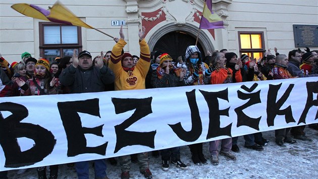 Bedicha erbana podpoili ped jednnm radnch i stovky fanouk. V pondl v podveer se seli na nmst ped magistrtem.