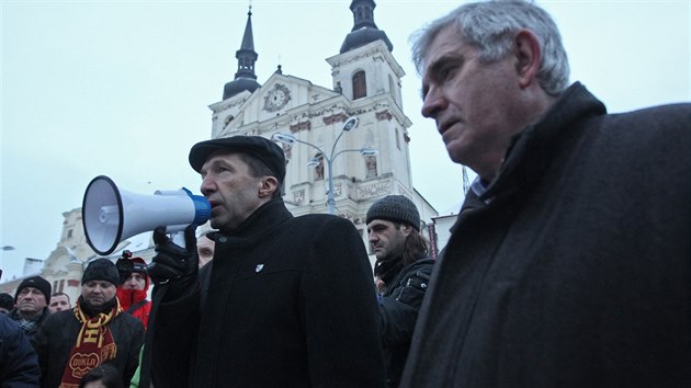 Bedicha erbana podpoili ped jednnm radnch i stovky fanouk. V pondl v podveer se seli na nmst ped magistrtem.