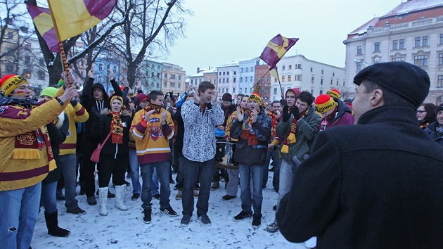 Bedicha erbana podpoili ped jednnm radnch i stovky fanouk. V pondl v podveer se seli na nmst ped magistrtem.