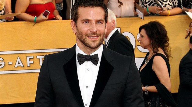 Bradley Cooper pijel na ceny SAG s ptelkyn, na erven koberec ji vak nevzal.