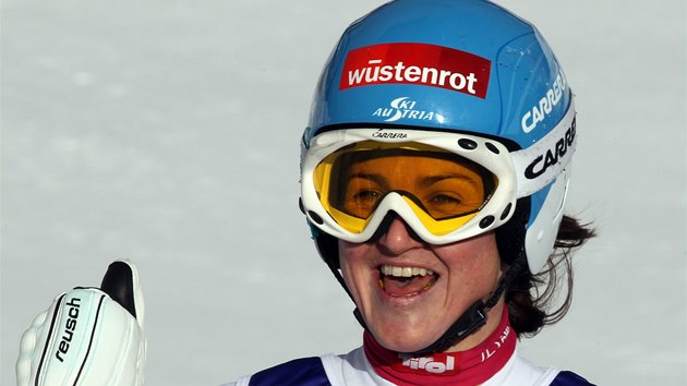 Elisabeth Grglov se raduje z vtzstv v superobm slalomu v Cortin d'Ampezzo. 
