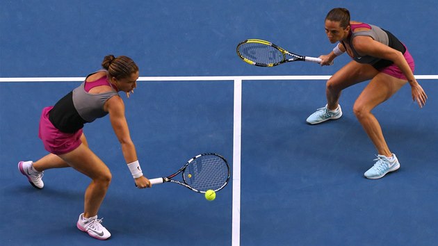 Sara Erraniov (vlevo) a Roberta Vinciov ve finle tyhry na Australian Open.  