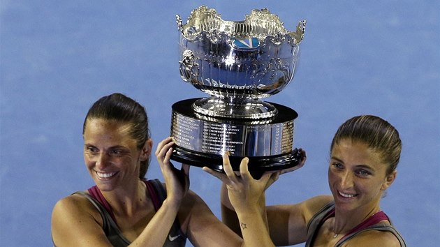 Sara Erraniov (vpravo) a Roberta Vinciov pzuj s trofej pro vtzky tyhry na Australian Open. 
