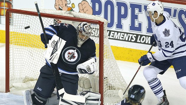 Brank Winnipegu Ondej Pavelec el steleckmu pokusu v utkn s Torontem. 