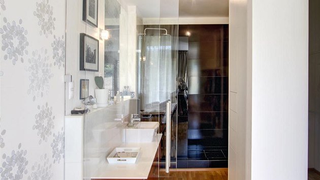 Koupelna je propojen nejen devnou podlahou s lonic. Oddlujc sklenn stna umouje pstup dennho svtla.

