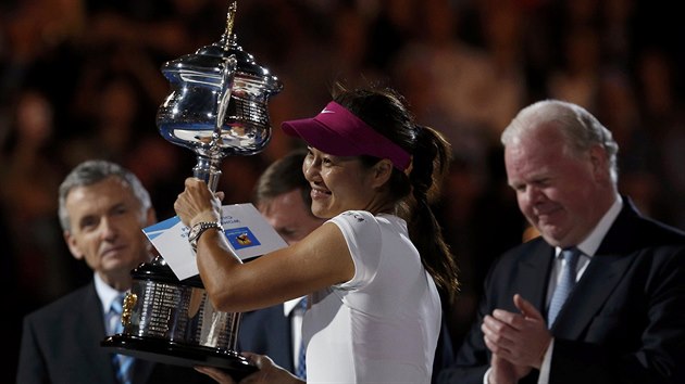 nsk tenistka Li Na s trofej pro vtzku ensk dvouhry na Australian Open.