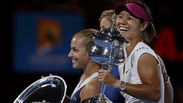 nsk tenistka Li Na (vpravo) s trofej pro vtzku ensk dvouhry na Australian Open. Slovenka Dominika Cibulkov (vlevo) s cenou pro poraenou finalistku.