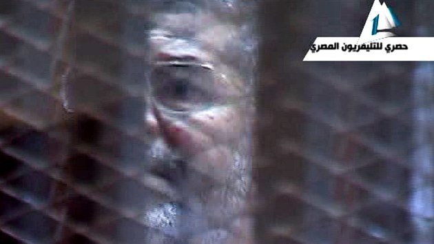 Svren prezident Muhammad Murs se podruh za deset msc objevil u soudu. Snmek pozen z egyptsk televize je z ter 28. ledna 2014 ze soudn budovy v Khie.