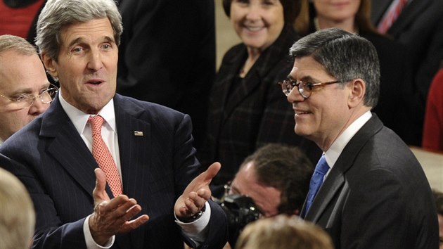 Ministr zahrani John Kerry a ministr financ Jack Lew naslouchali Obamov proslovu k nrodu (29. ledna 2014).