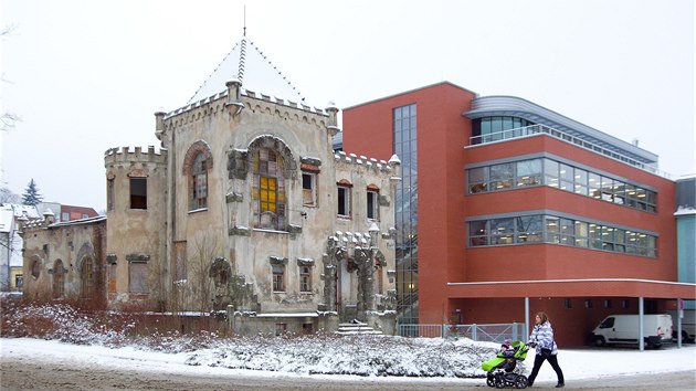 Sdlo jabloneck odnoe celosvtovho spolku Schlaraffia je v Jablonci nad Nisou v poslednch dnech skoro tmatem slo jedna. Lid bojujc za jeho zchranu a zapsn mezi kulturn pamtky se v pondl veer seli v mstnm knihkupectv Serius. 