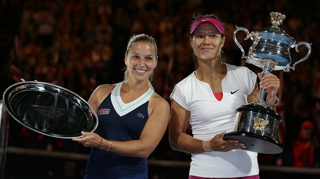 JEDNA VTZKA... A JEDNA PORAEN. nsk tenistka Li Na (vpravo) hrd pzuje s trofej pro vtzku Australian Open, Slovenka Dominika Cibulkov zase pyn dr cenu pro poraenou finalistku.