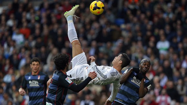 AKROBACIE. Zlonk Realu Madrid Cristiano Ronaldo (v blm) se proti Granad pokouel skrovat efektnmi "nkami" - le nespn.