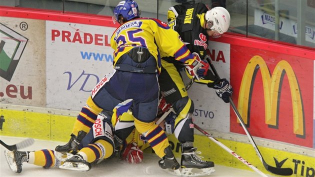 TVRDOST U MANTINELU. Momentka z prvoligovho hokejovho duelu esk Budjovice vs. Kada