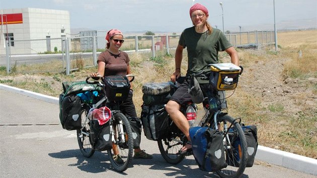 Lucie Kratochvlov s ptelem cyklistou Zbykem Vintrem na losk cyklocest z Blehradu do ny