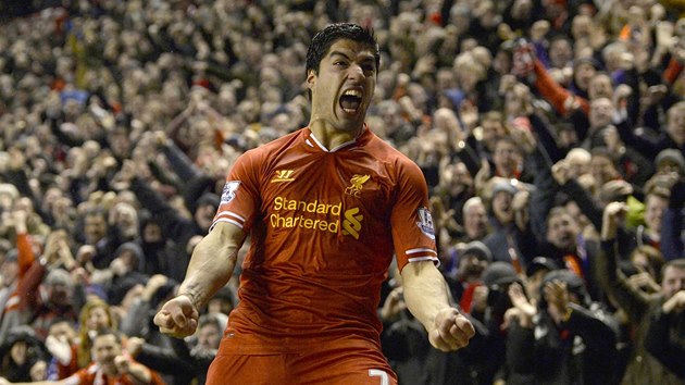 Liverpoolsk tonk Luis Suarez slavil svj gl proti Evertonu jako zve. 