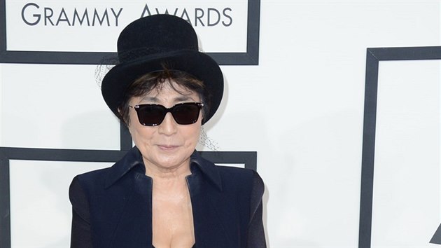 Yoko Ono pichz na pedvn 56. ronku cen Grammy.