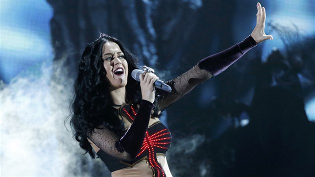 Katy Perry pi vystoupen s psn Dark Horse (Grammy 2013)