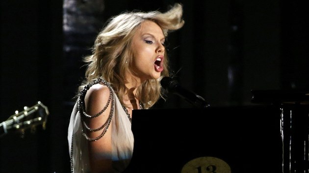 Taylor Swiftov zpv pse All Too Well. (Grammy 2013)