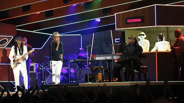 Stevie Wonder si s Daft Punk zahrl jejich vtznou pse Get Lucky, pidali se i Pharrell Williams a Nile Rodgers. (Grammy 2013)