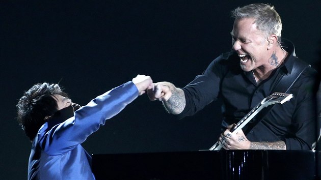 James Hetfield z Metalliky si dv pst s pianistou Lang Langem. (Grammy 2013)