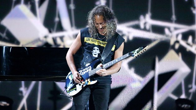 Kirk Hammett z Metalliky ml na triku loni zesnuleho Lou Reeda, ktermu se letos na ceremonilu tak vzdvala pocta. (Grammy 2013)