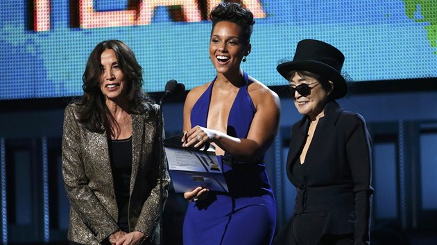 Olivia Harrison, Alicia Keys a Yoko Ono vyhlauj cenu za album roku. (Grammy 2013)