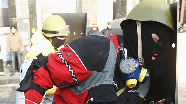 Protest na nmst Nezvislosti se astn i stoupenci radikln a krajn pravicov skupiny Prav sektor. Vlda a prezident Janukovy je oznauj za fanatick teroristy. Pro opozin vdce jsou uitenou avak zrove nebezpenou zbran. (25. 1. 2014)