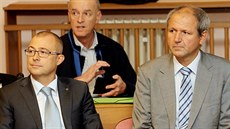 Bývalý ministr obrany Martin Barták a zbrojař Michal Smrž u soudu (20. ledna... Bývalý ministr obrany Martin Barták a zbrojař Michal Smrž u soudu (20. ledna...