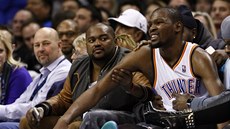 PÁD MEZI FANOUKY. Kevin Durant se nechtn podíval i mezi diváky, kteí mu