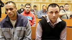 Za napadení dvou mu v Duchcov ped soudem stanuli Jaroslav Ferko (vlevo),...