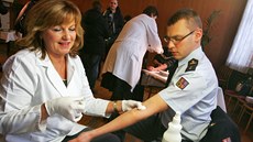 Několik desítek uniformovaných lidí z Karlovarského kraje hromadně podstoupilo Několik desítek uniformovaných lidí z Karlovarského kraje hromadně podstoupilo