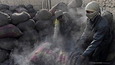 Přes milion lidí v Pákistánu musí pracovat v těžařském průmyslu, většinou za to... Přes milion lidí v Pákistánu musí pracovat v těžařském průmyslu, většinou za to...